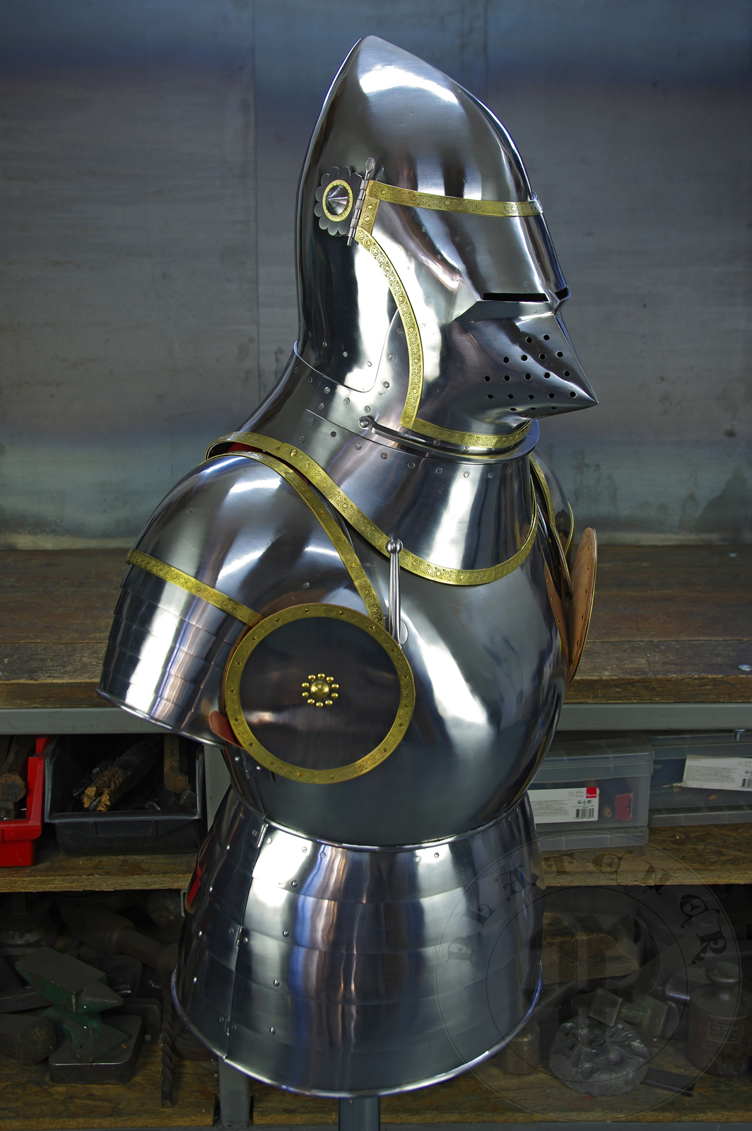 Part of armour inspired by depicts from Altar of St George of the Valencian school, circa 1410./Cz zbroi inspirowanej przedstawieniami z otarza w. Jerzego z warsztatu z Walencji, okoo 1410 rok.